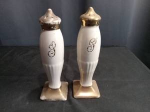 lot 4020 image: Ceramic Salt and Pepper Shaker Set