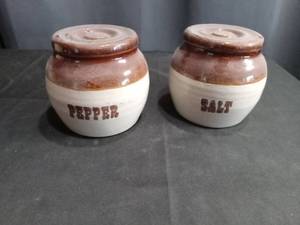 lot 4025 image: Ceramic Salt and Pepper Shaker Set