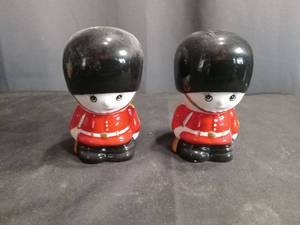 lot 4029 image: British Royal Guard Salt and Pepper Shakers Set