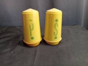 lot 4030 image: Yellow Ceramic Salt and Pepper Shaker Set