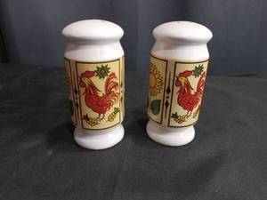 lot 4034 image: Japanese Ceramic Rooster Salt and Pepper Shakers Set