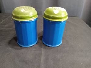 lot 4038 image: Blue and Green Salt and Pepper Shaker Set