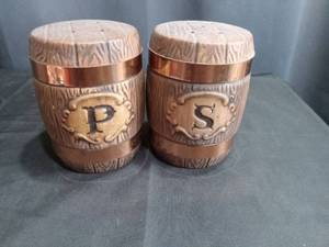 lot 4039 image: Wooden Barrel Salt and Pepper Shaker Set