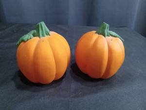lot 4040 image: Orange Pumpkin Salt and Pepper Shaker Set