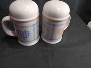 Ceramic Salt and Pepper Shaker Set with Country Pattern