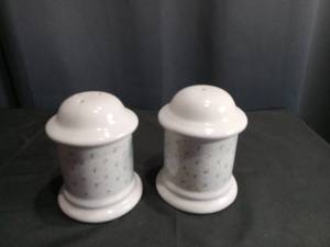 lot 4043 image: Ceramic Salt and Pepper Shaker Set
