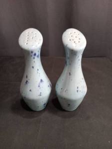 lot 4050 image: White Ceramic Salt and Pepper Shakers with Blue Speckled Pattern