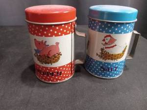 lot 4051 image: Salt and Pepper Shaker Mugs Set with Farm Animal Design