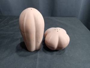 lot 4061 image: Pink Ceramic Salt and Pepper Shaker Set
