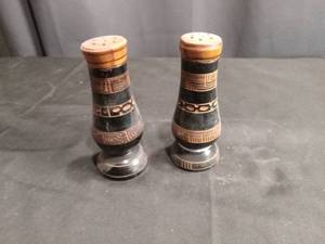 lot 4062 image: Decorative Ceramic Salt and Pepper Shakers Set