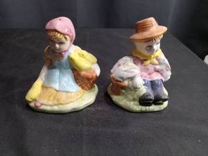 lot 4064 image: Ceramic Children Salt and Pepper Shaker Set