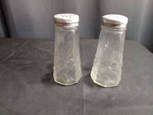 lot 4071 image: Clear Cut Glass Salt and Pepper Shakers Set