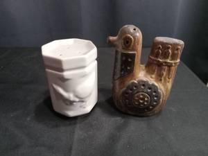 lot 4072 image: Ceramic Salt and Pepper Shaker Set with Decorative Bird Design