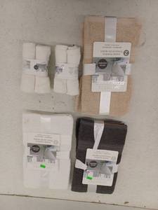 lot 10928 image: Loft Hotel Hand Towels And Washcloths