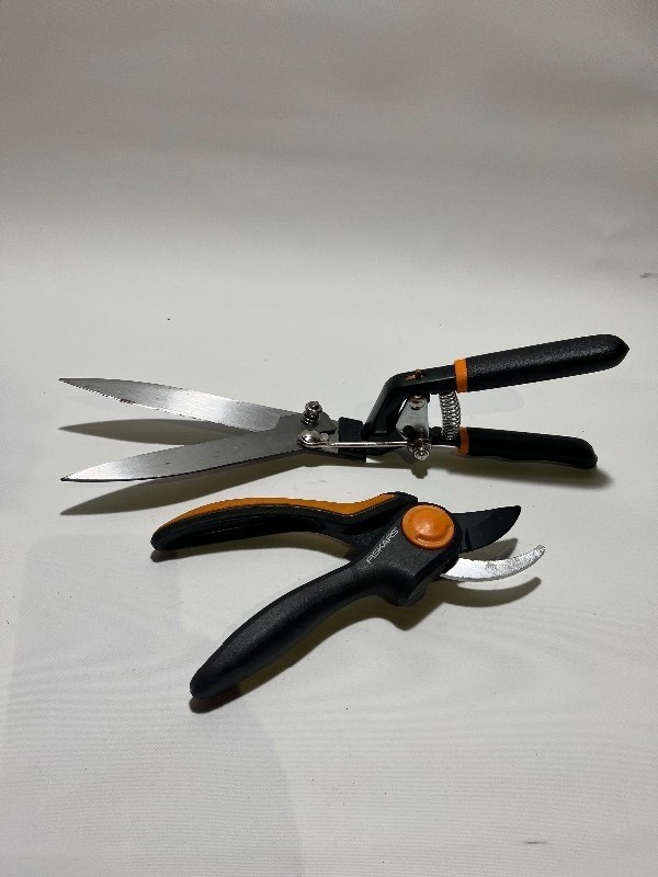 lot 126 image: Landscape Gardening Tools Bundle - Shears Long & Short