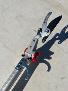 lot 33 image: Telescopic Tree Trimmer 6-10FT with 2 Section Length Adjustable - Snip Head Adjustable