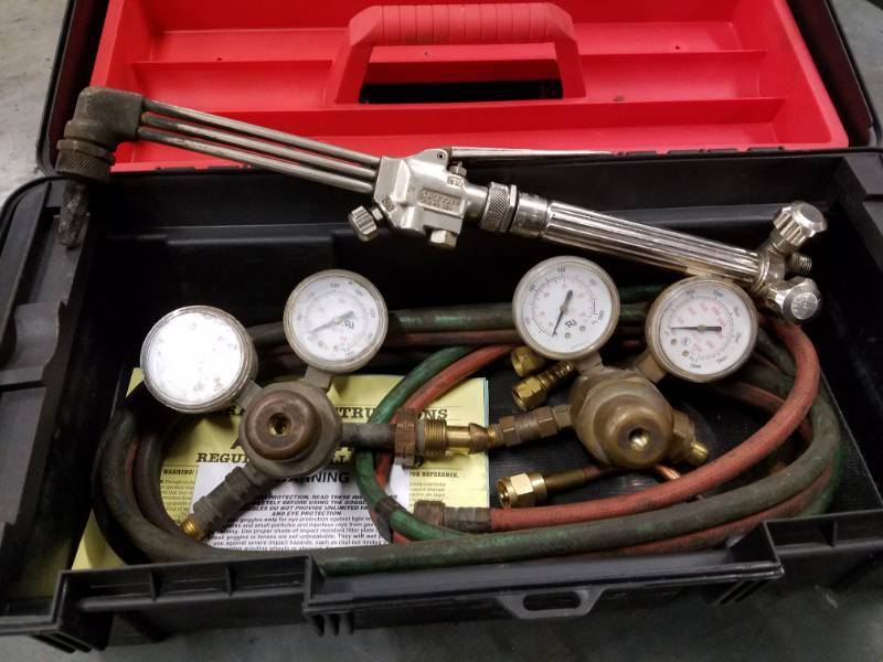 lot 7685 image: Oxy Acetylene Torch Set w Oxygen and Cart