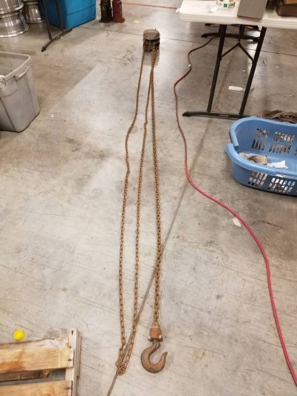 lot 7720 image: Chain Hoist