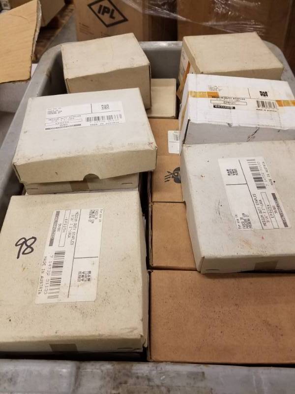 lot 7809 image: Flat of Boxes of Medium Duty Staples