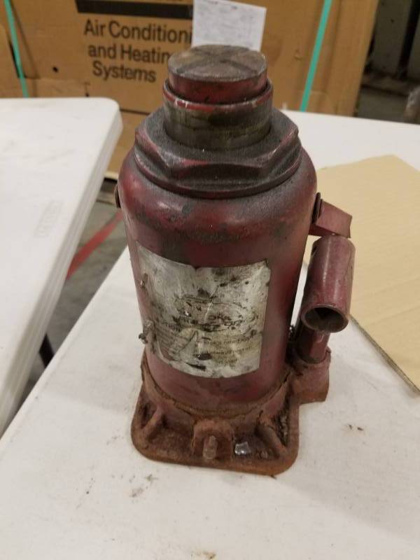lot 7812 image: 20 Ton Hydraulic Jack