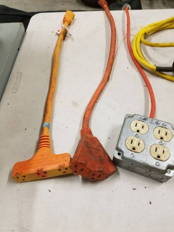 lot 7818 image: Lot of 9 Outlets and Plugs