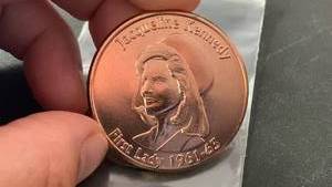 lot 18 image: 1 oz 999 Fine Copper Round Jacqueline Kennedy 1961-63 design
