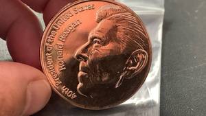 lot 19 image: 1 oz 999 Fine Copper Round Ronald Reagan 40th President design