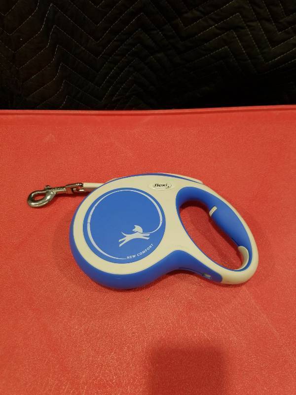 lot 4074 image: FLEXI New Comfort Retractable Dog Leash (Tape), Ergonomic, Durable and Tangle Free Pet Walking Leash for Dogs Up to 132 lbs