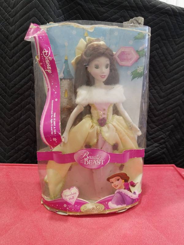 lot 4101 image: Walt Disney Princess Snow White Brass Key Porcelain Collector��s Doll 14��