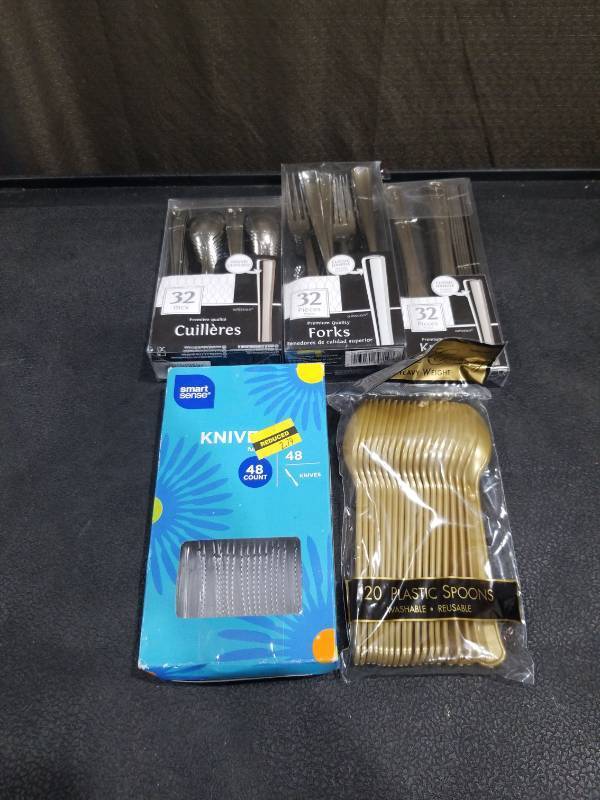 lot 4623 image: LOT OF RANDOM PLASTIC SILVERWARE