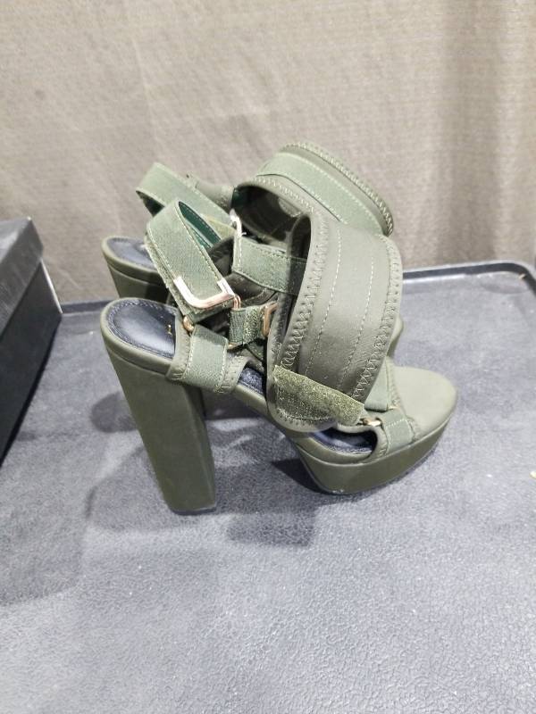 lot 4650 image: Olive Green Platform Sandals with Buckle Straps Size 6