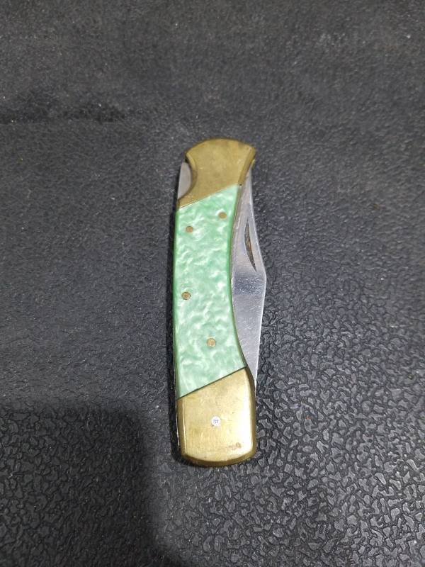 lot 4725 image: Unbranded Plain Edge Clip Point Green Handle Brass Lock Back Folding Pocket Knife