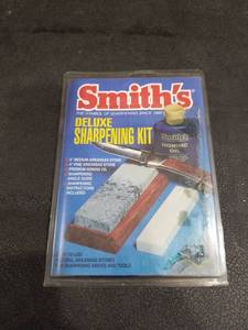 lot 1035 image: Smiths Deluxe Knife Sharpening Kit with Arkansas Stones
