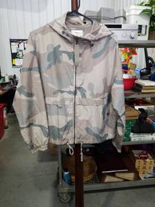 lot 1044 image: Forever 21 Camouflage Windbreaker Jacket Size Medium