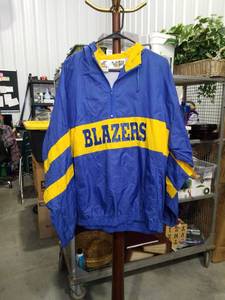 lot 1045 image: Eastbay Blazers Half-Zip Windbreaker Jacket Size Large