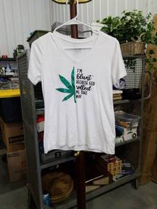 lot 1048 image: White Cannabis Leaf Graphic T-Shirt Size Small