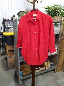 lot 1056 image: Universal Thread Red Button-Up Shirt Size XS