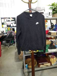 lot 1062 image: Nike Black Crew Neck Sweatshirt Size Small