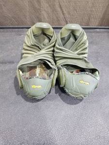 lot 1122 image: Vibram Furoshiki Wrapping Sole Sz 8 8.5 Womens Stretch Shoes Olive