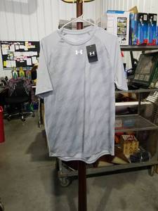 lot 1150 image: Under Armour Gray Athletic Performance T-Shirt Size Medium