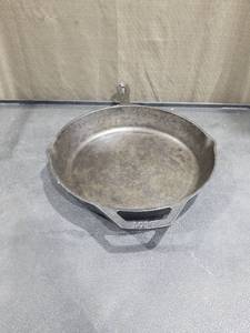 lot 1162 image: Lodge Cast Iron Skillet with Assist Handle