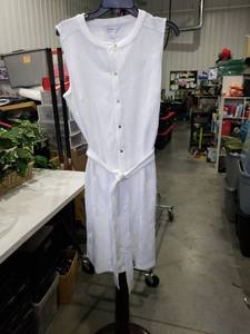 lot 1215 image: Liz Claiborne White Sleeveless Button-Front Dress with Belt Size Large