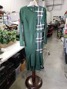 lot 1222 image: SHEIN Green Long Sleeve Dress with Plaid Panel Detail Size Large