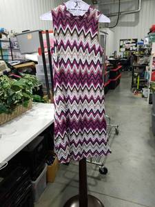 lot 1226 image: Womens Chevron Pattern Sleeveless Dress Size M