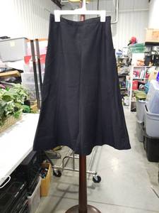 lot 1229 image: East 5th Black A-Line Midi Skirt Size 10