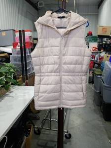 lot 1239 image: Swiss Tech Womens Quilted Puffer Vest with Hood Size Medium