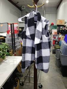 lot 1240 image: SHEIN Black and White Plaid Sleeveless Vest Size Medium