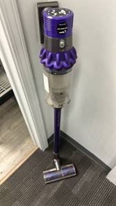 lot 41 image: Dyson V10 Cordless Stick Vacuum Cleaner- USED