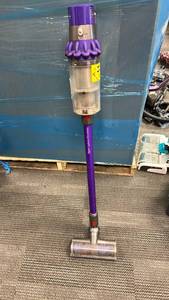 lot 43 image: Dyson Cyclone V10 Cordless Stick Vacuum Cleaner USED