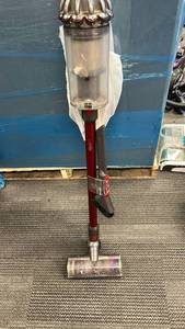 lot 69 image: Dyson Cyclone V10 Cordless Stick Vacuum Cleaner USED